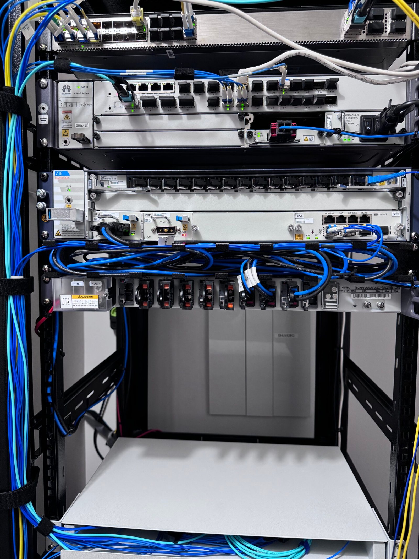 rack de equipamentos de telecom
